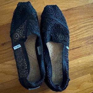 Black lace TOMS - W7 - good condition.